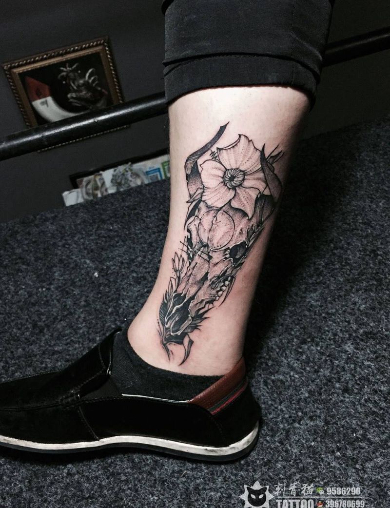 牛头纹身图片_脚部点刺几何牛头纹身图案