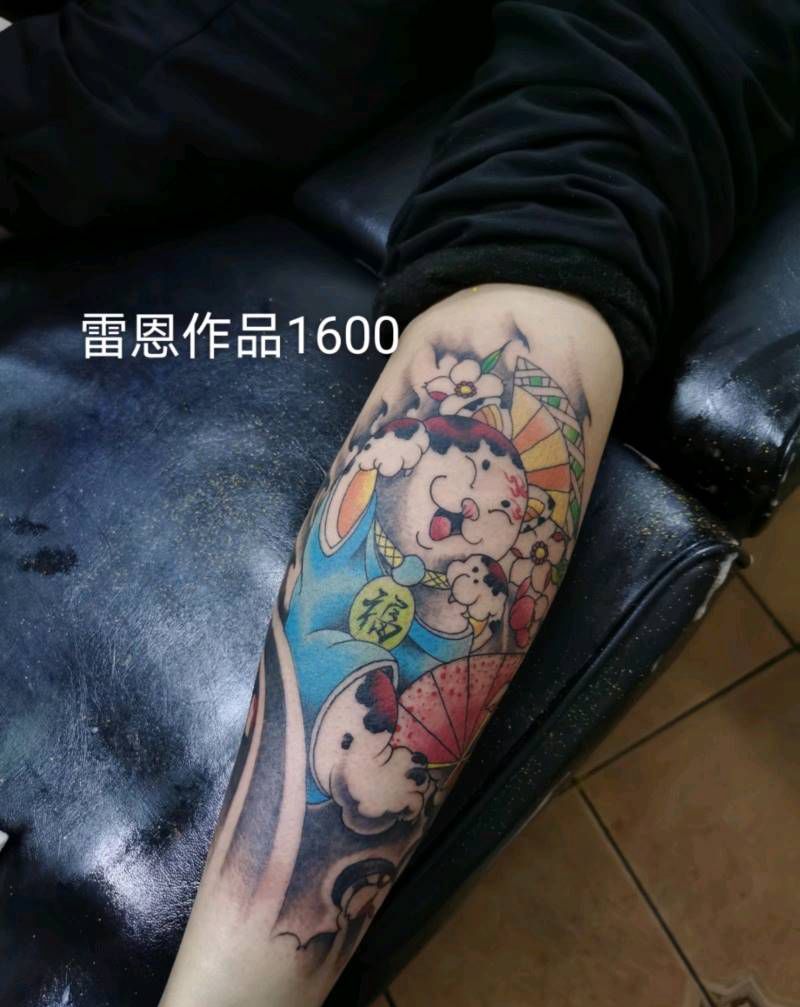 招财猫纹身图片_腿部纹身图案