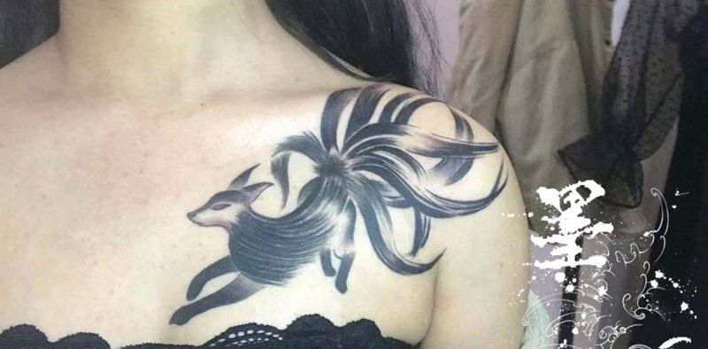 九尾狐纹身图片_胸部图腾纹身图案