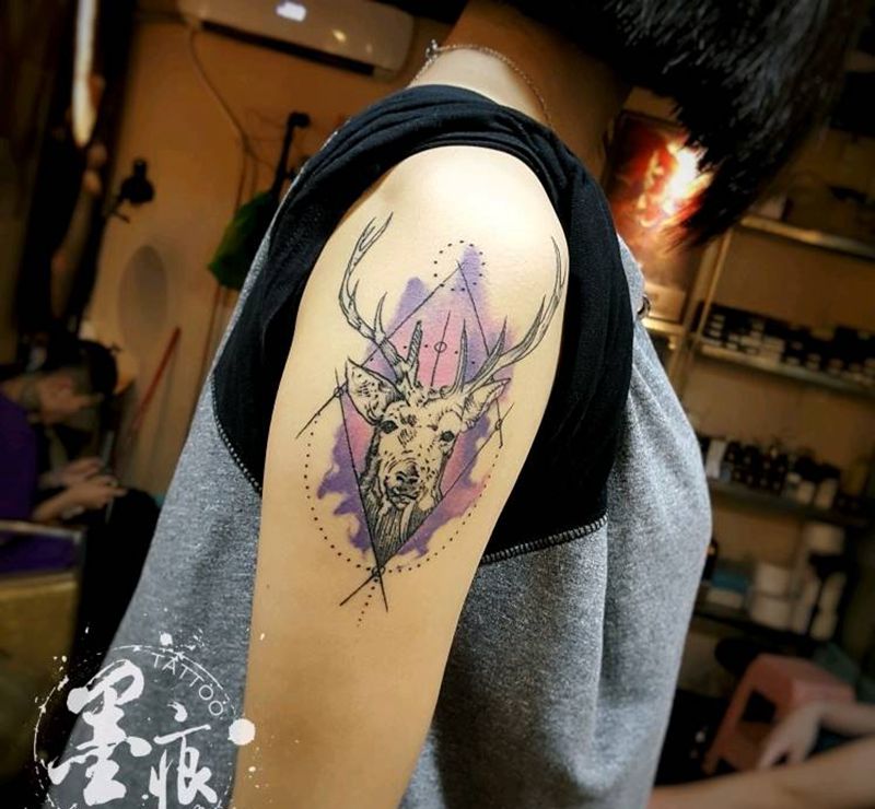 鹿纹身图片_手臂手部欧美写实纹身图案