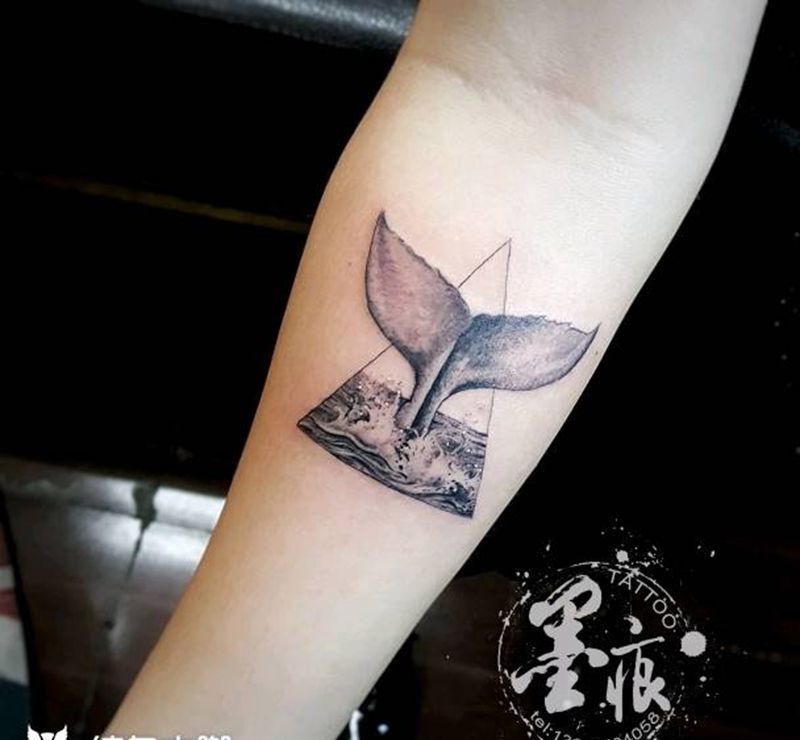鲸尾纹身图片_手部欧美清新写实几何动物原创成品纹身图案