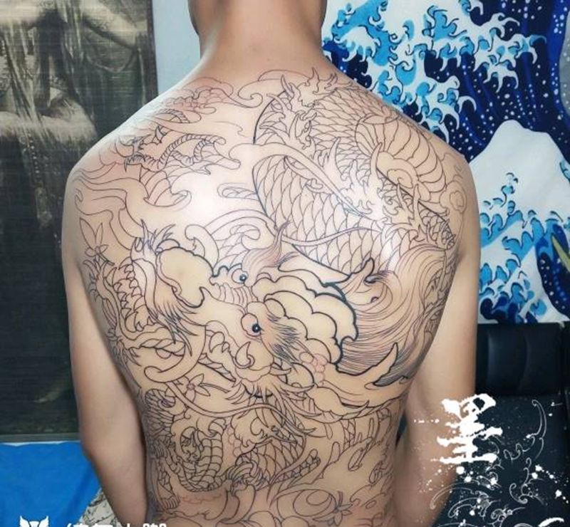 东方有条龙纹身图片_背部新传统纹身图案