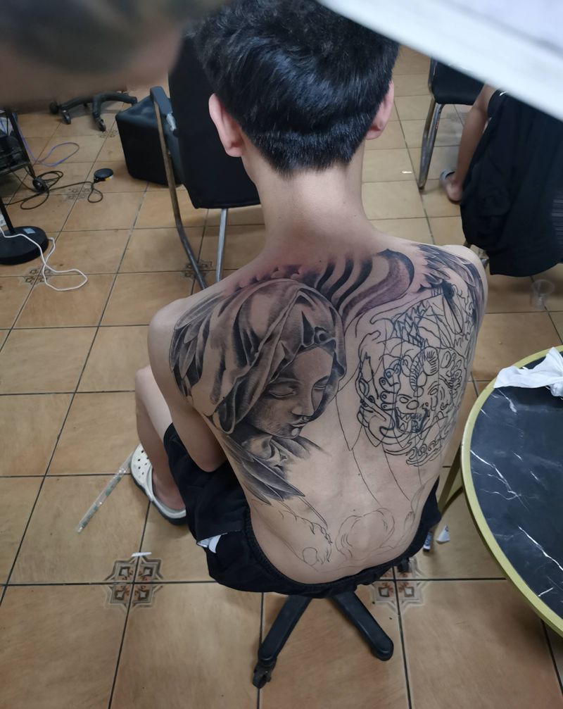 黑灰写实纹身图片_背部欧美写实纹身图案