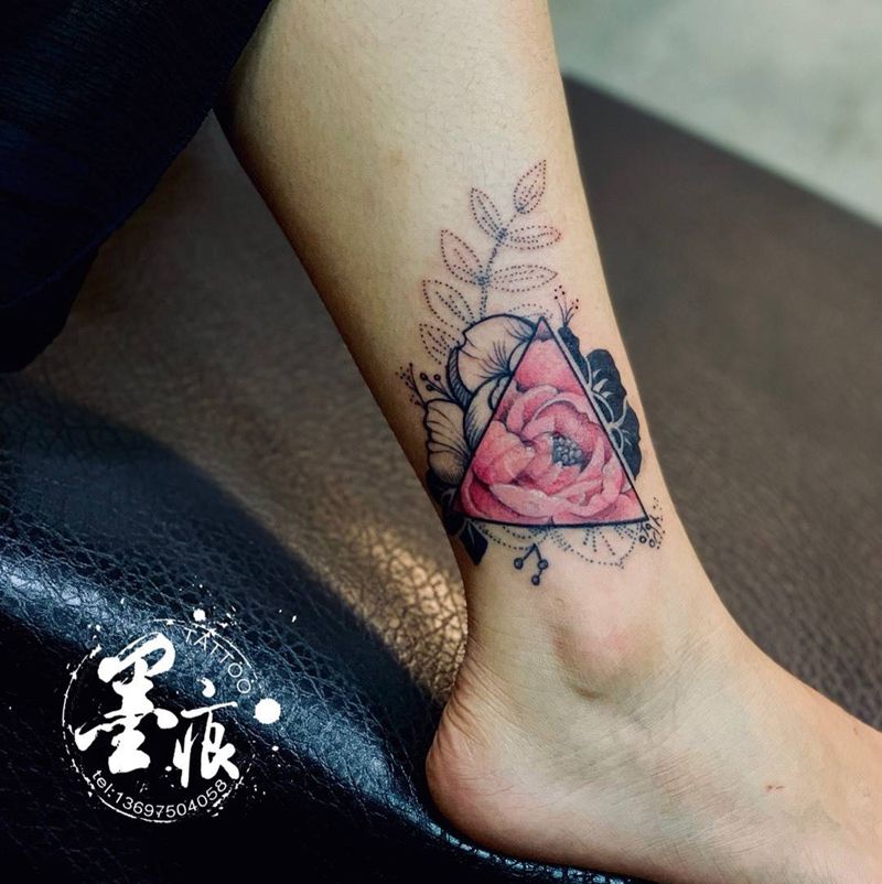 『三角.牡丹』纹身图片_腿部水彩纹身图案
