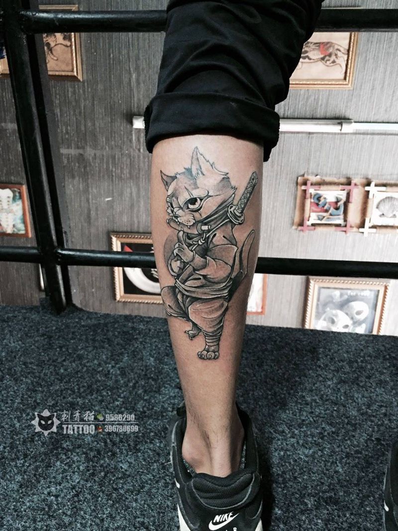 忍者猫纹身图片_成品腿部传统清新动物猫咪猫纹身图案