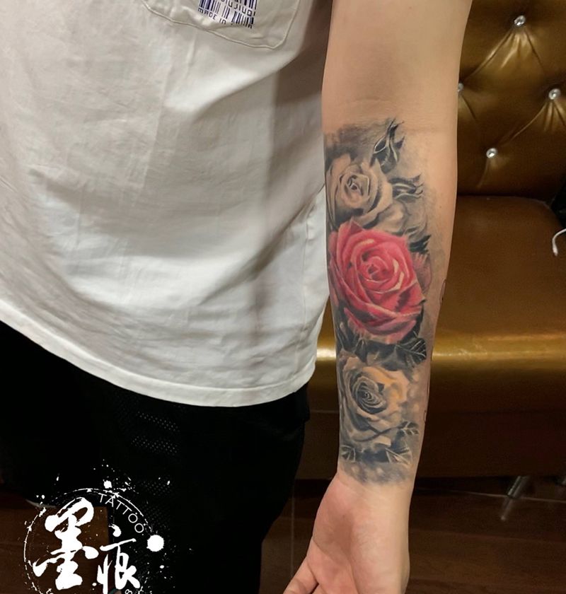 恢复半年后的玫瑰花纹身图片_手部手臂纹身图案