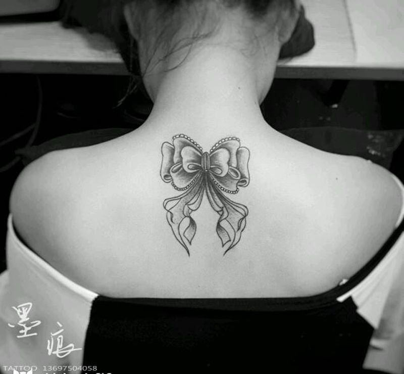 蝴蝶结纹身图片_颈部肩部清新几何静物成品纹身图案