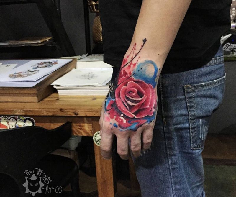 玫瑰纹身图片_手部手臂水彩水墨玫瑰花手背纹身图案