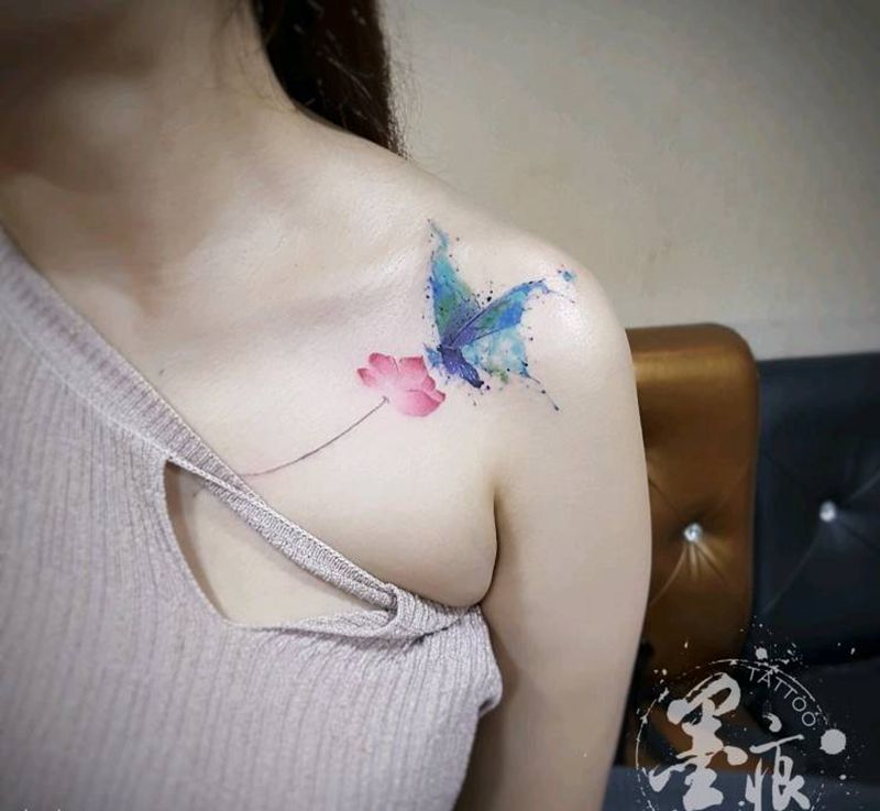 蝶恋花纹身图片_肩部水彩水墨纹身图案