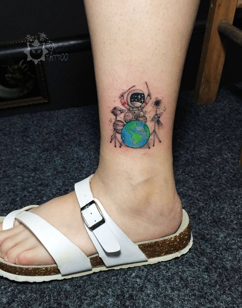 宇航员纹身图片_腿部脚部水彩几何宇航员星球点刺纹身图案