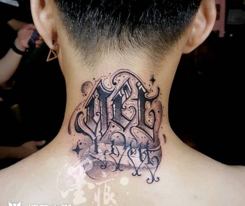 《奇卡诺》纹身图片_颈部花体字纹身图案