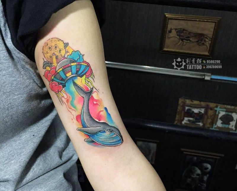 飞碟鲸鱼纹身图片_手部手臂水彩New School鲸鱼飞碟纹身图案