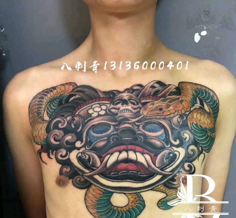 鬼般与蛇纹身图片_胸部新传统纹身图案