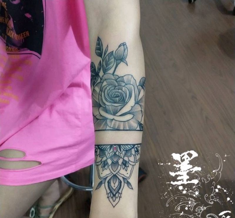 素花纹身图片_手臂点刺几何纹身图案