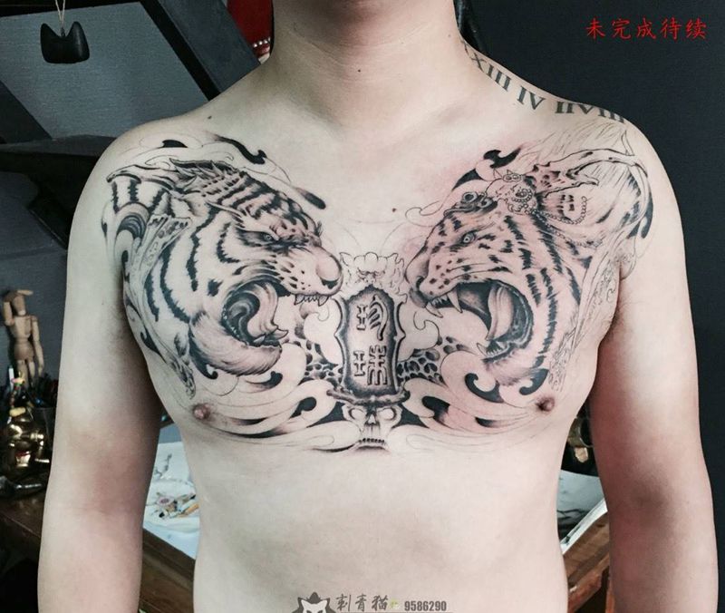 双虎纹身图片_胸部新传统老虎纹身图案