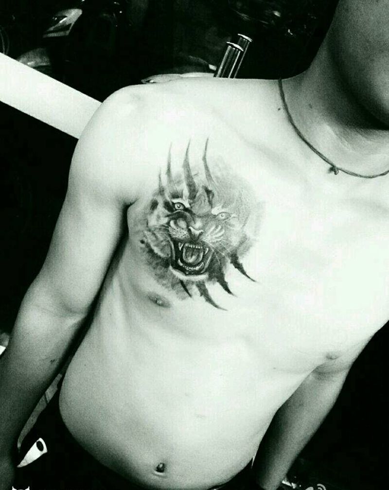 早期作品《虎头》纹身图片_胸部欧美传统动物成品纹身图案