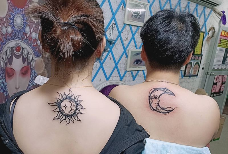 心中的日月纹身图片_背部纹身图案