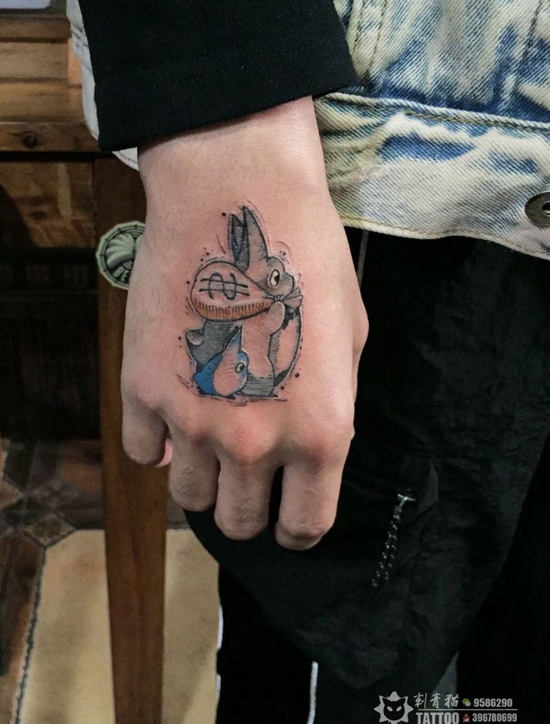 龙猫纹身图片_手部New School点刺龙猫纹身图案