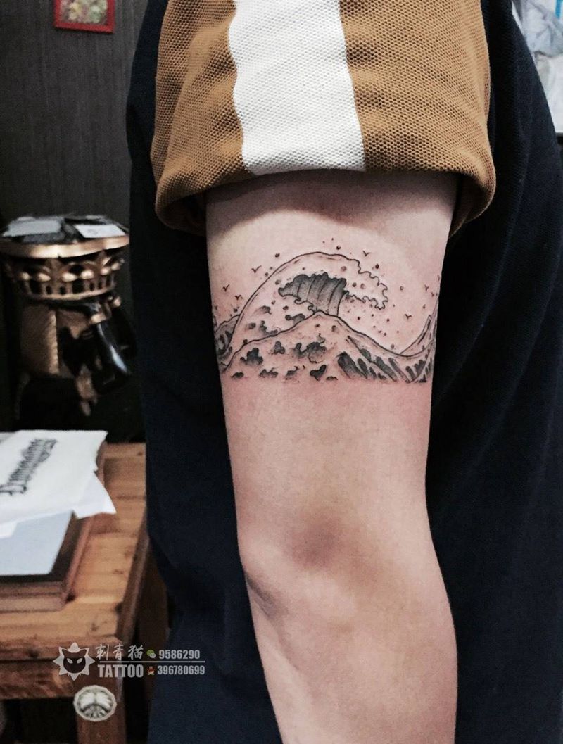 浪纹身图片_手部手臂点刺海浪臂环纹身图案