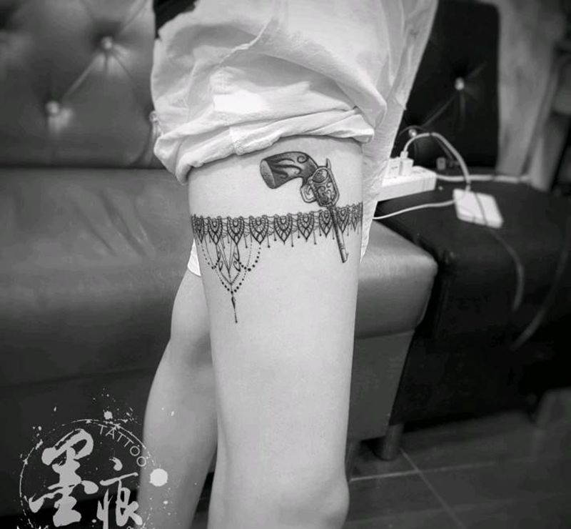 《枪》纹身图片_脚部腿部几何欧美写实纹身图案