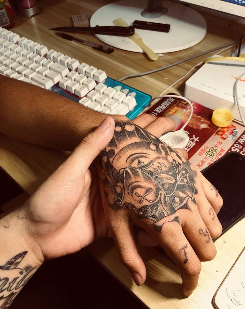 小丑纹身图片_欧美手部人物纹身图案