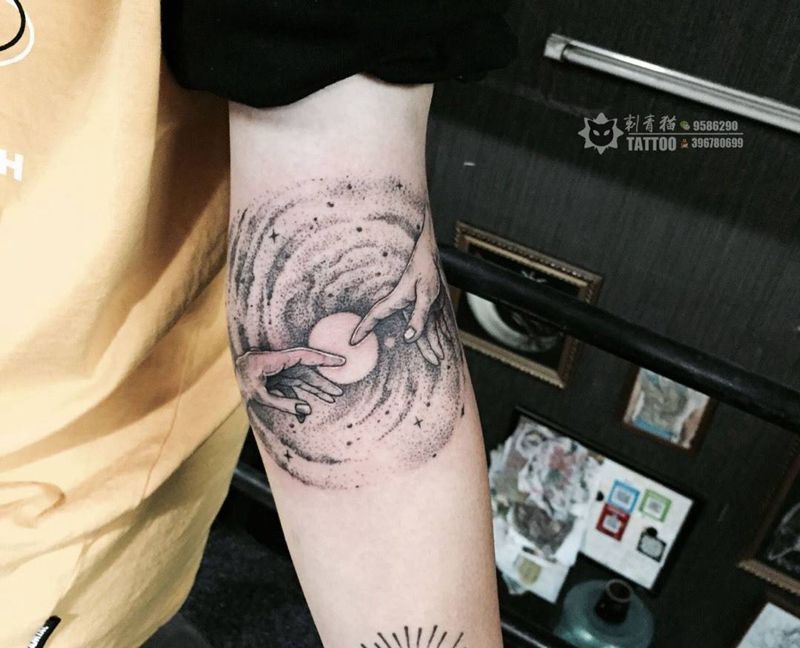 星系纹身图片_手部手臂点刺手星空星系纹身图案