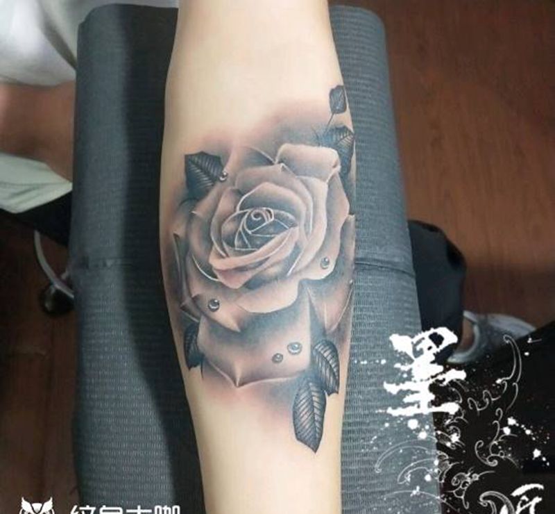写实玫瑰花纹身图片_手臂手部欧美写实纹身图案