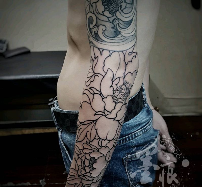 牡丹花臂，3分之一进度纹身图片