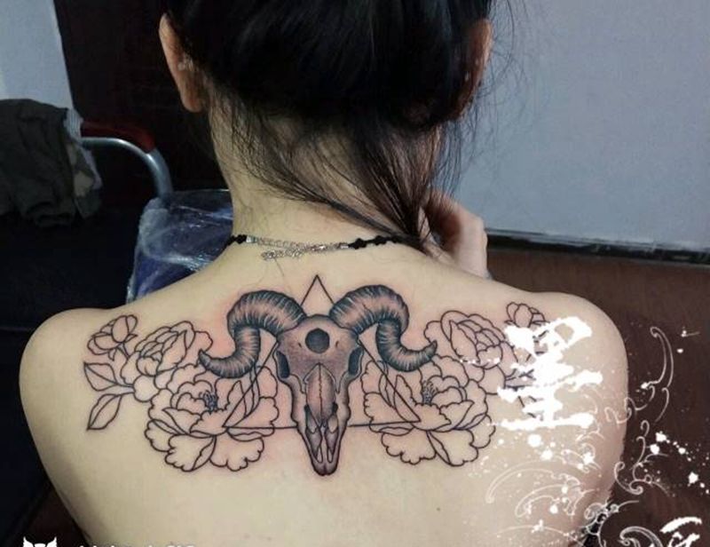 未完成纹身图片_背部点刺纹身图案