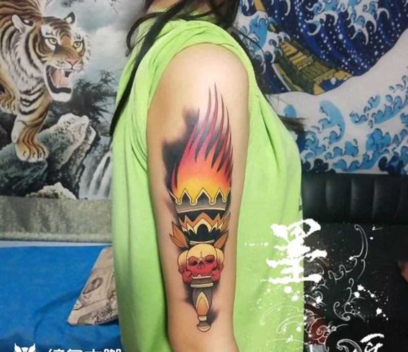 火炬纹身图片_臀部Old SchoolNew School纹身图案