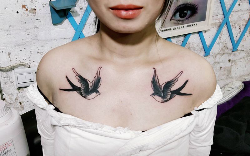 燕子纹身图片_胸部纹身图案