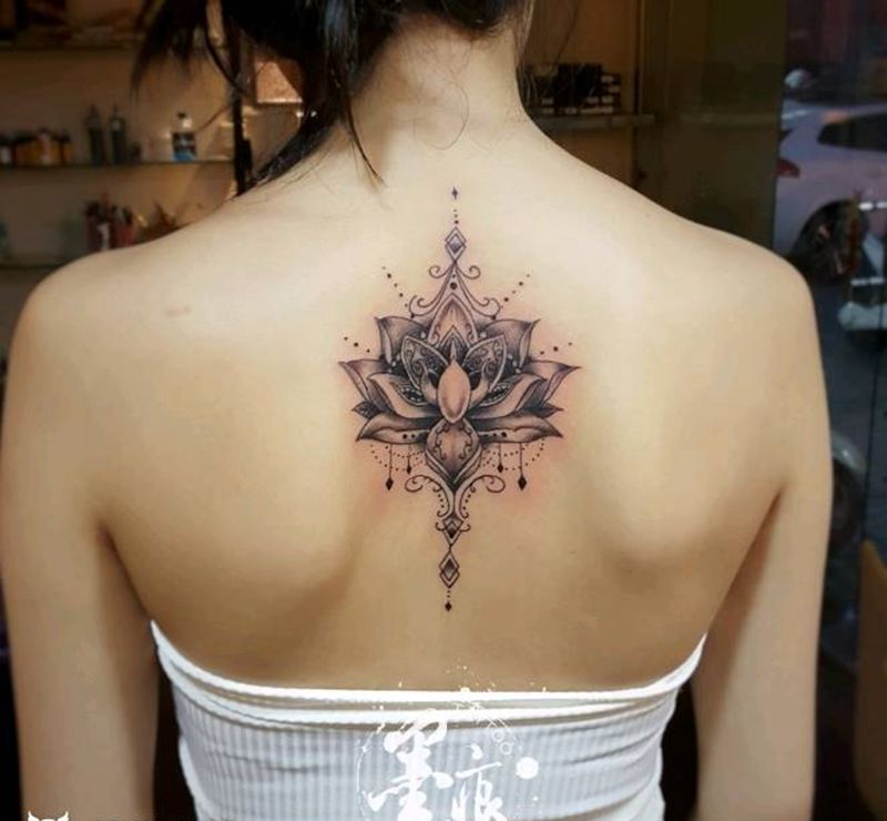 《梵花》纹身图片_颈部几何点刺纹身图案