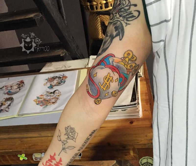 钱袋纹身图片_手部手臂新传统老传统钱铜钱钱袋纹身图案