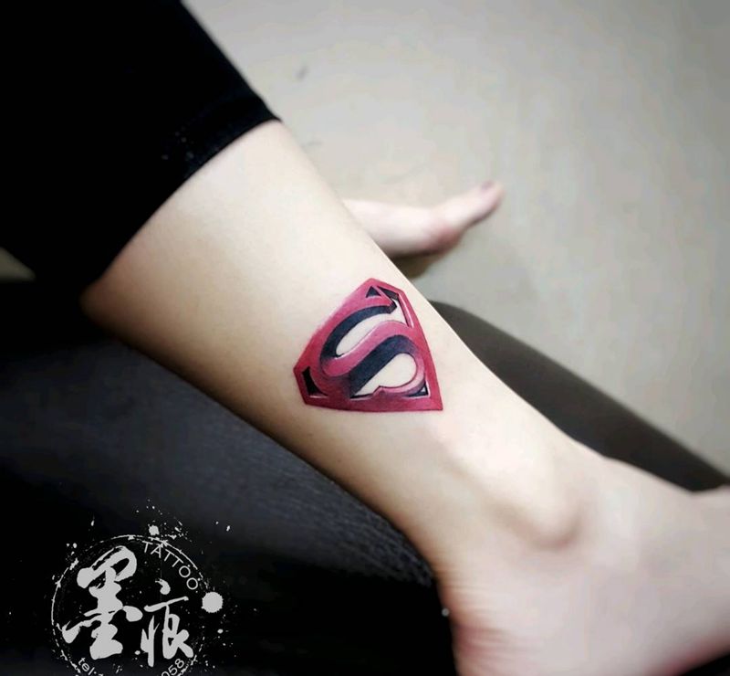 超人标志纹身图片_腿部脚部清新写实几何鬼神图腾宗教原创成品纹身图案