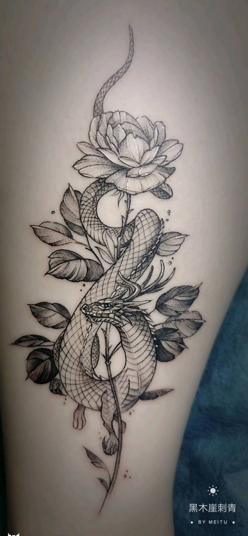 素花纹身图片_腿部点刺龙纹身图案