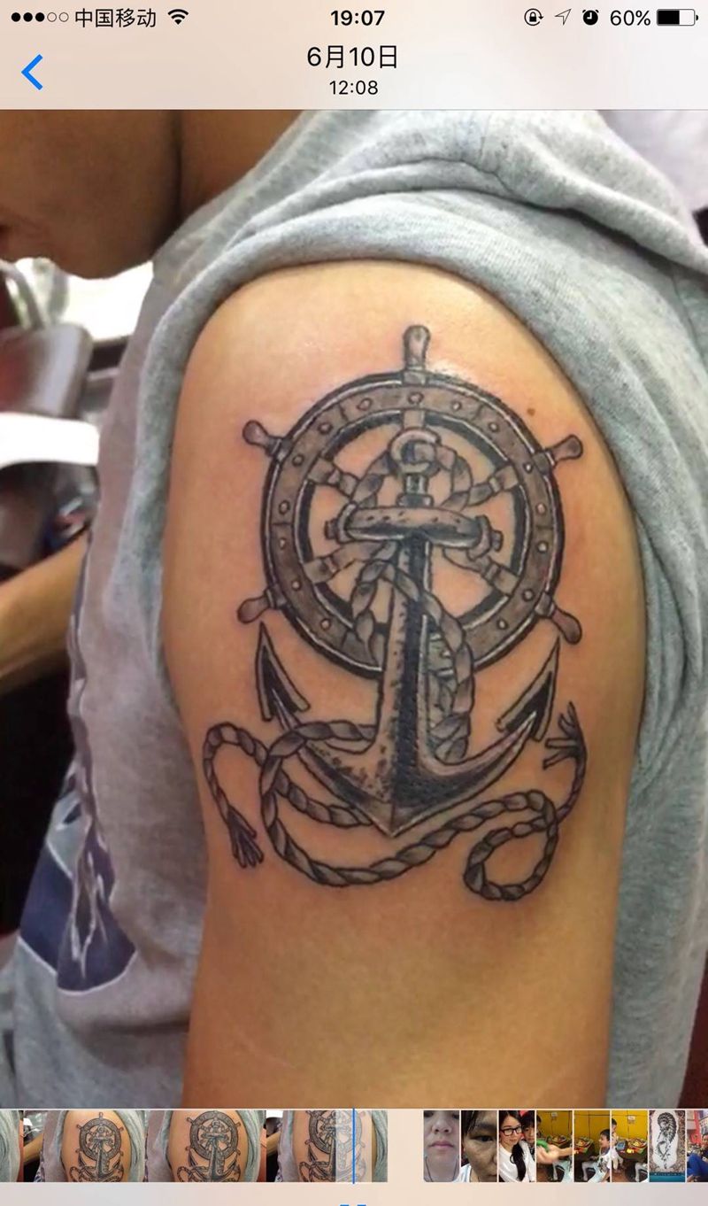 船舵与船锚纹身图片