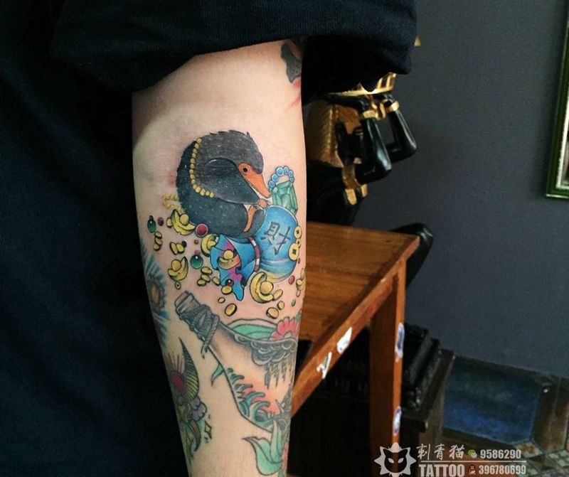 嗅嗅纹身图片_手部New School新传统嗅嗅哈利波特珠宝纹身图案