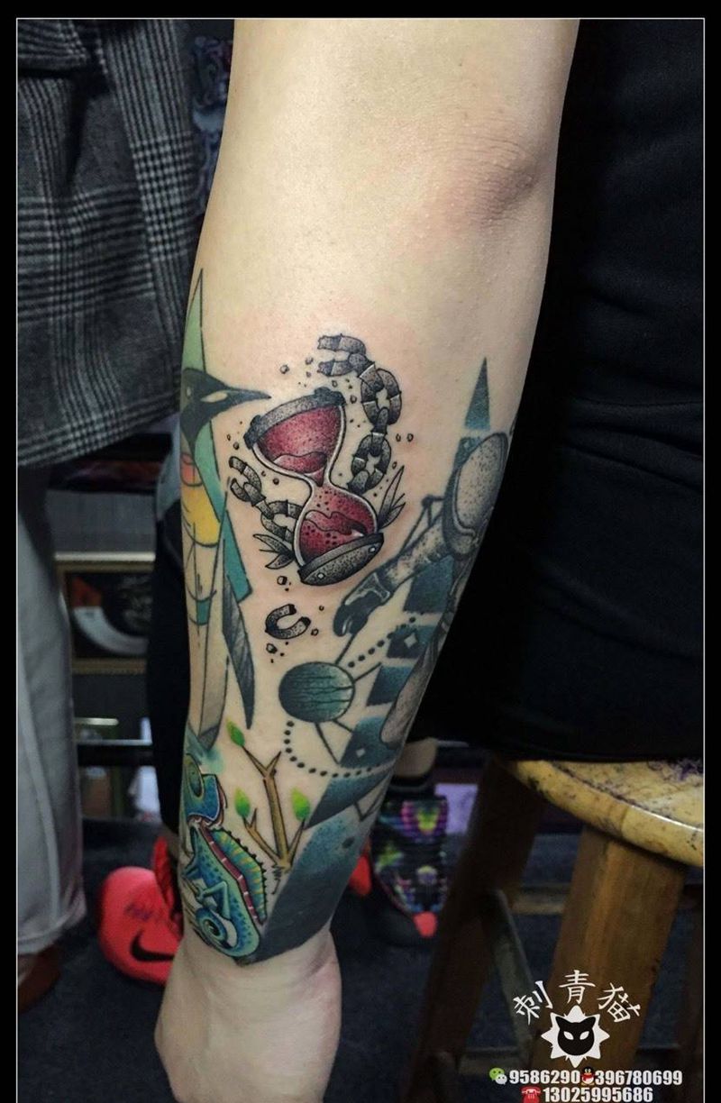 沙漏纹身图片_成品手臂手部欧美清新静物沙漏点线点刺纹身图案