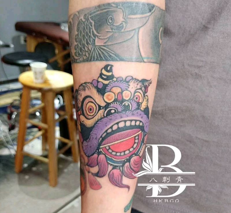 喜庆狮头纹身图片_手臂老传统纹身图案