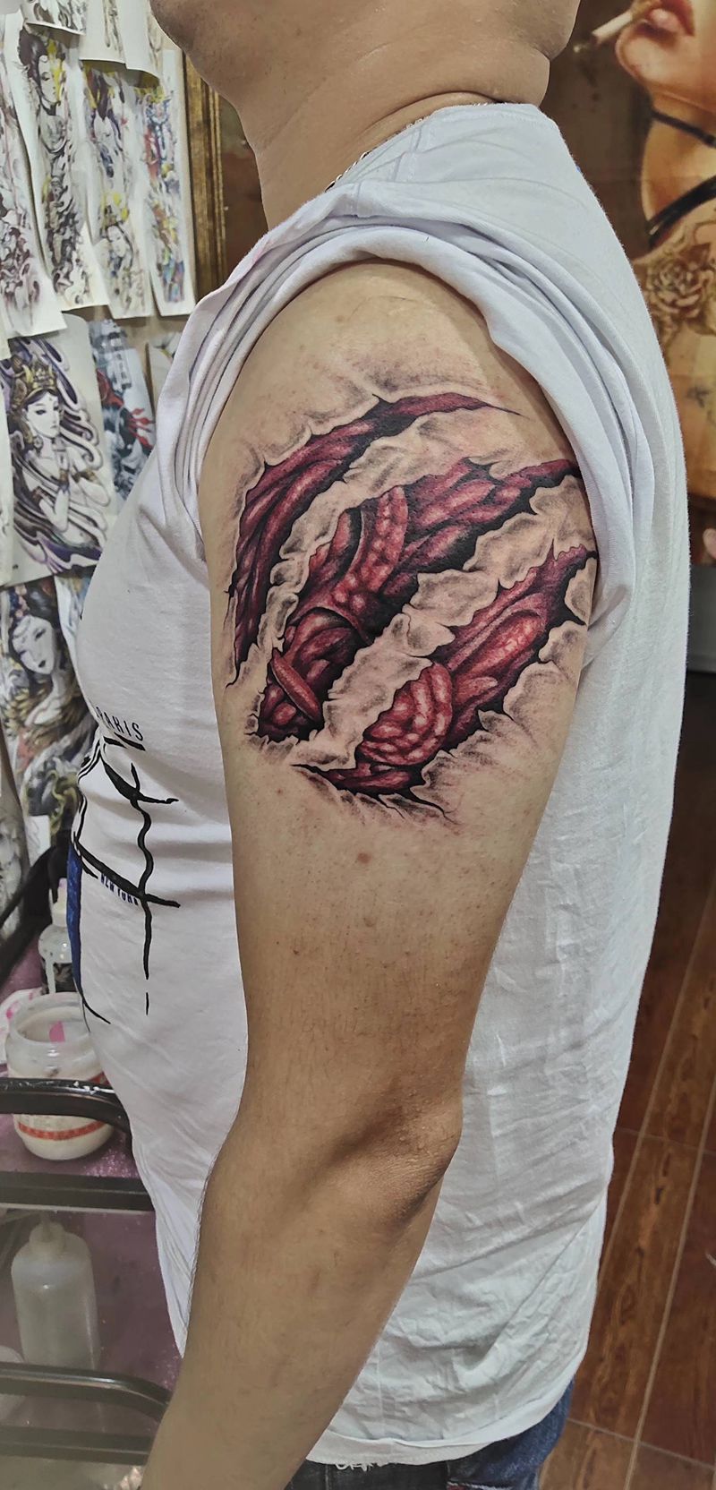 撕裂之爱纹身图片_手臂纹身图案