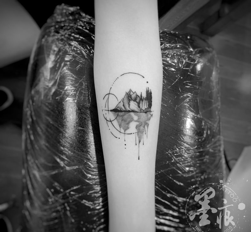 『山水』纹身图片_手部几何水墨纹身图案