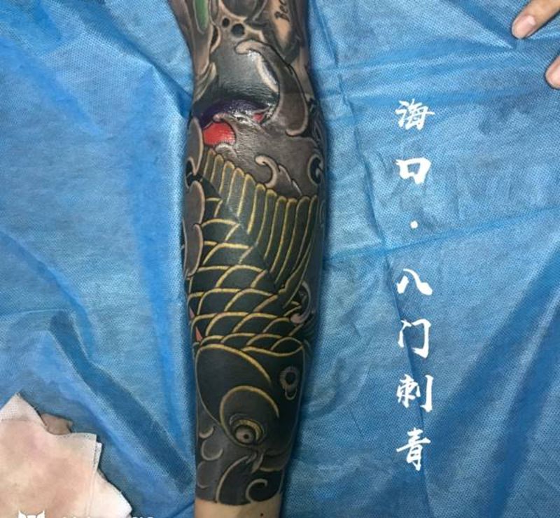 原创鲤鱼包小臂纹身图片_手臂老传统纹身图案