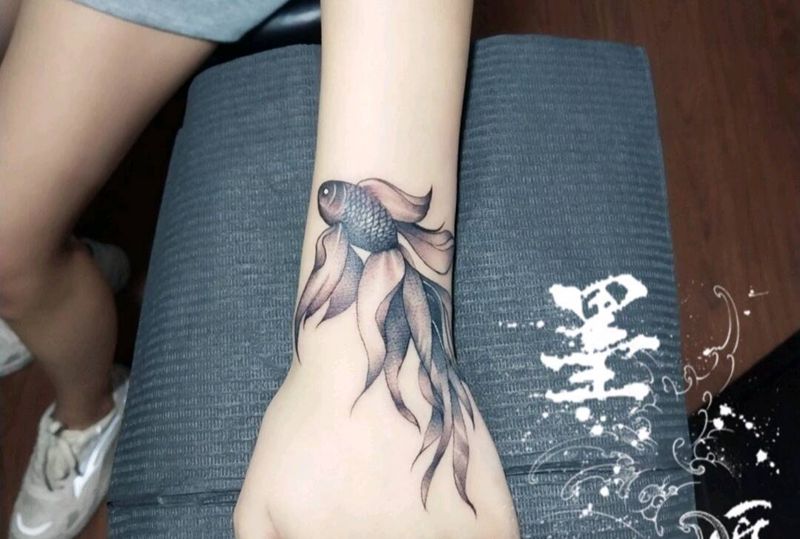 鱼儿纹身图片_手部手臂点刺纹身图案
