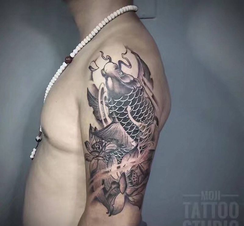 黑灰鲤鱼纹身图片