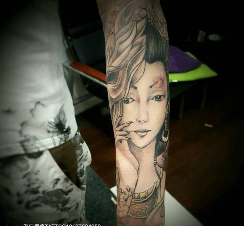 艺妓包小臂纹身图片_手部传统人物植物成品纹身图案