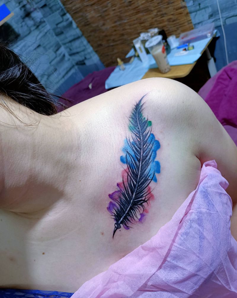 水彩羽毛遮盖纹身图片_胸部纹身图案