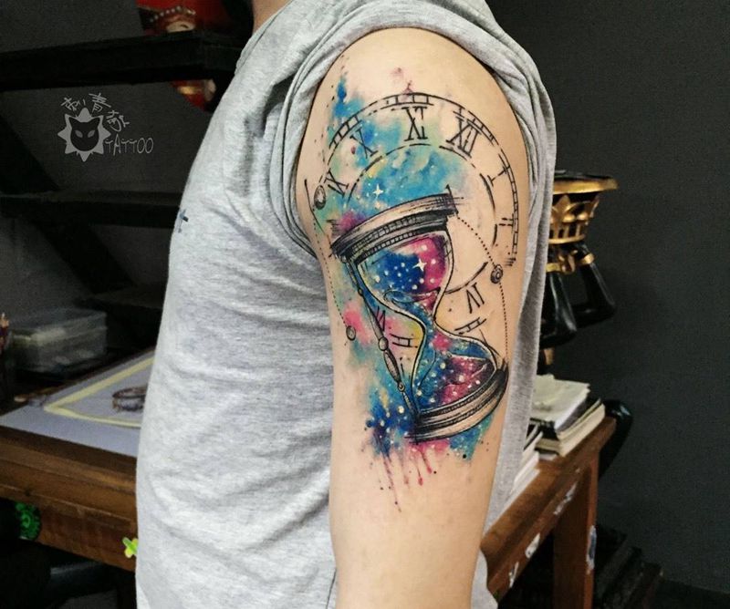 沙漏纹身图片_手部手臂几何水彩沙漏纹身图案