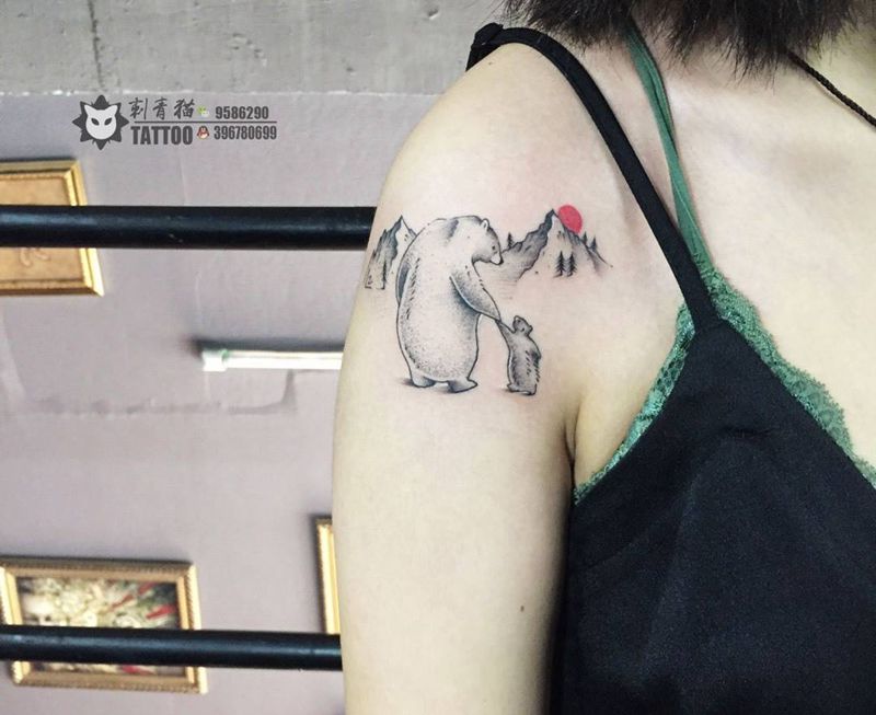 熊纹身图片_肩部几何点刺熊家庭守护纹身图案