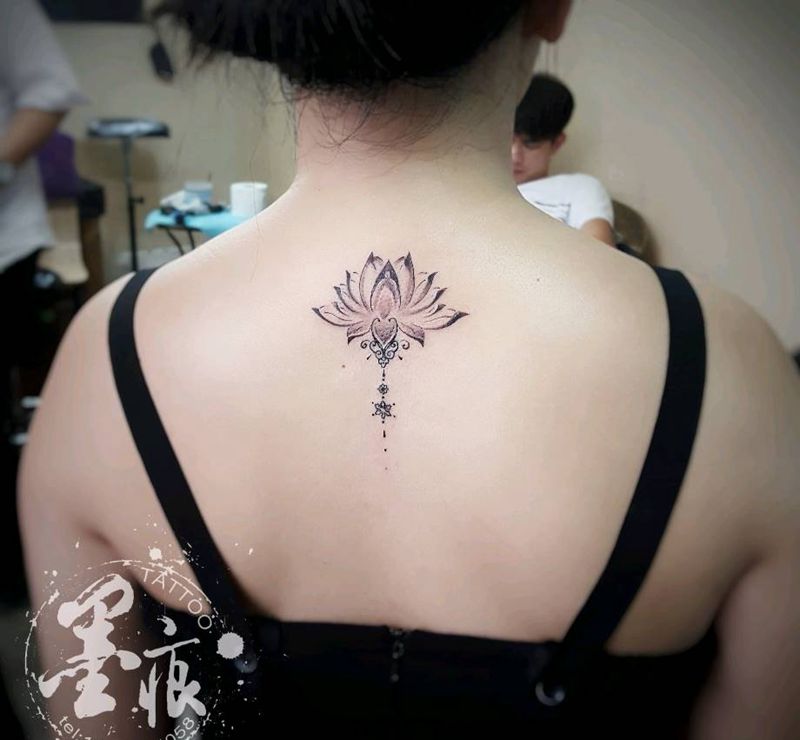 《荷》纹身图片_肩部背部点刺几何纹身图案