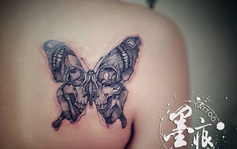 蝶纹身图片_颈部肩部胸部背部纹身图案